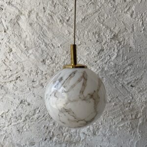 Szklana wisząca lampa